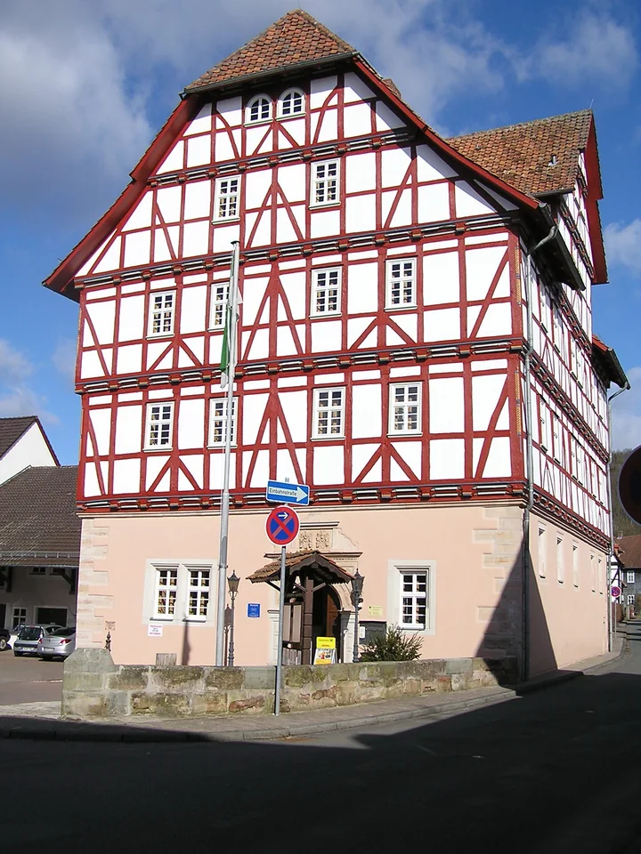 Das Rathaus in Grebendorf mit seiner Fachwerkfassade.